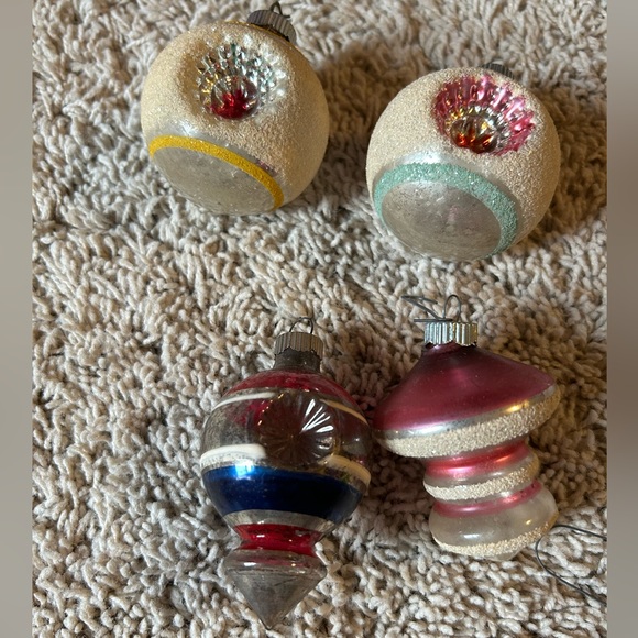 Box of vintage ornaments - Picture 10 of 15